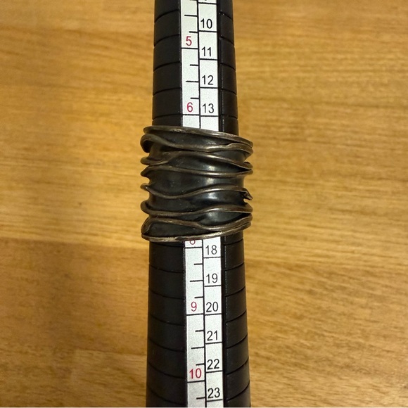 Wide silver tone ridge sculpted ring - Picture 4 of 6